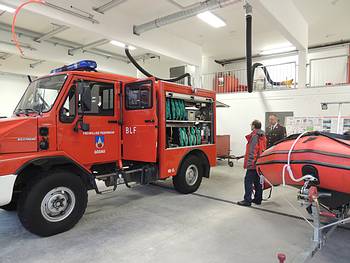 Stellpl�tze f�r f�nf Feuerwehreinsatzfahrzeuge und das rote Gummiboot