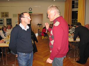 Gemeindearzt MR Dr. Ringer im Gespr�ch mit Postenkommandant Hans Hubner