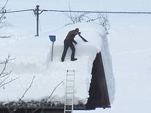 nach den Schneef�llen werden die D�cher abgeschaufelt