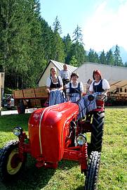 die Damen vom Gosauer Tourismusb�ro sind begeistert, nicht nur vom Traktor fahren!