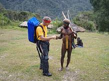 Walter Laserer mit einem Einheimischen aus Neu Guinea