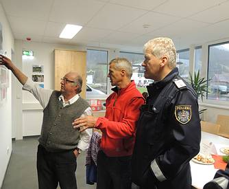 Gemeindesekret�r Hannes Egger, Bergrettungsortsstellenleiter Josef Egger und Postenkommandant Hans Hubner