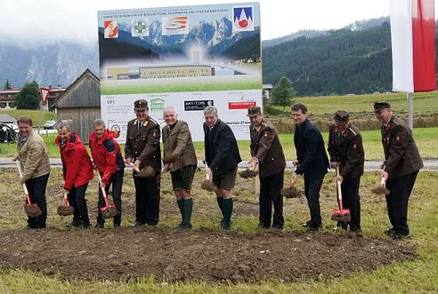 (v.l.n.r.) Oberstra�enmeister Alfred Schilcher, Bergrettungsdienst-Gebietsleiter Dr. Bernhard Schmied, BRD-Ortsstellenleiter Josef Reiter, FF-Abschnittskommandant Brandrat Stefan Schiendorfer, Landtagsabgeordneter Bgm. Hannes Peinsteiner, B�rgermeister Gerhard Gamsj�ger, Bezirksfeuerwehrkommandant Oberbrandrat Robert Benda, Architekt Mag. J�rgen Haller, Grundbesitzer Josef Schweighofer und der Kommandant der FFGosau, Hauptbrandinspektor Friedrich Posch