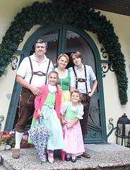 Ljibov und Kirill Ogarkov mit ihren Kindern Nikita, Sonja und Vassilissa vor dem M�hlradl