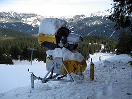 Schneekanone mit Naturschnee