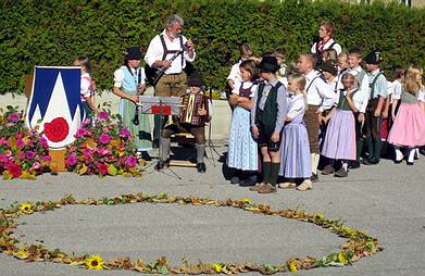 Gosauer Volksschulkinder musizieren mit Anita Daxinger und Sepp Posch