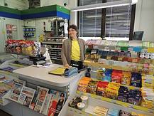 Elisabeth Egger im Tankstellen Shop, auch sie braucht einen neuen Arbeitsplatz