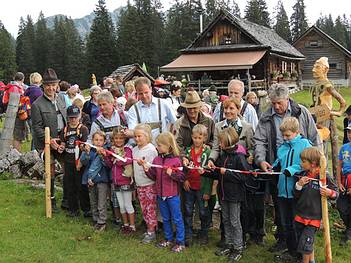 die wichtigen Leute mit der Schere in der Hand und viele Kinder mit ihren Erwachsenen er�ffnen unseren Wichtelweg