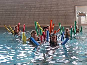 Wassergymnastik mit Irene Pachler im Hallenbad Gosau