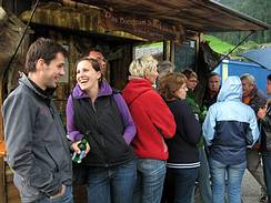 Man w�rmt sich beim Eggenberg Bier Stand