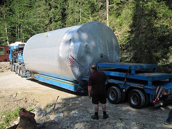 Der LKW Sondertransport auf der Baustellenzufahrt zum Sch�ttanger