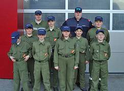 Die Gosauer Feuerwehrjugend mit ihren Leitern