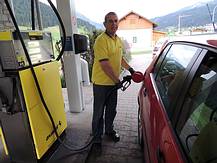 Service wird durch Automaten ersetzt. Hier Tankstellen P�chter Hannes Zeilner.