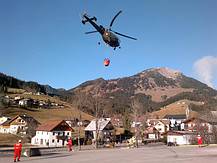 Hubschrauber mit L�schwasser fliegen zum Latschenbrand