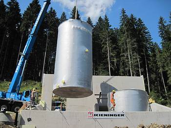 Mit dem Kran werden die Wasserbeh�lter eingesetzt