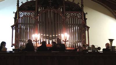 der evangelische Kirchenchor und das Bl�serquintett auf der Empore bei der Orgel
