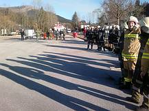 Die Feuerwehrleute sind zum Einsatz bereit