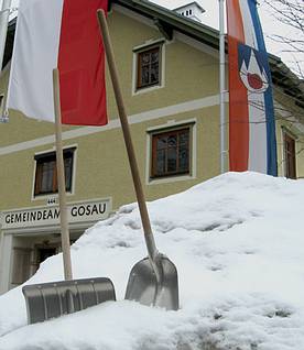 Schneeschaufeln f�r die Gosauer Bev�lkerung
