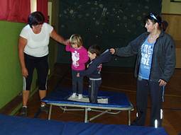 und h�pfen auf dem Trampolin