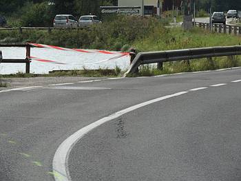 Anstatt Rechtskurve geradeaus durch die Zaunl�cke in das Wasser