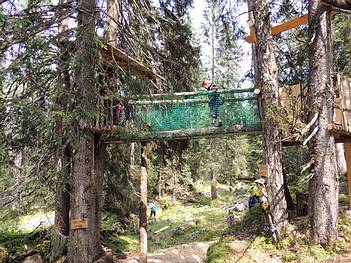 im Wald versteckt steht das Wichteldorf mit einem Waldausblick