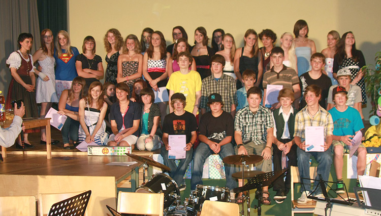 Sch�lerinnen und Sch�ler der 4. Hauptschulklasse in Gosau, Foto Dir. Josef Daxinger